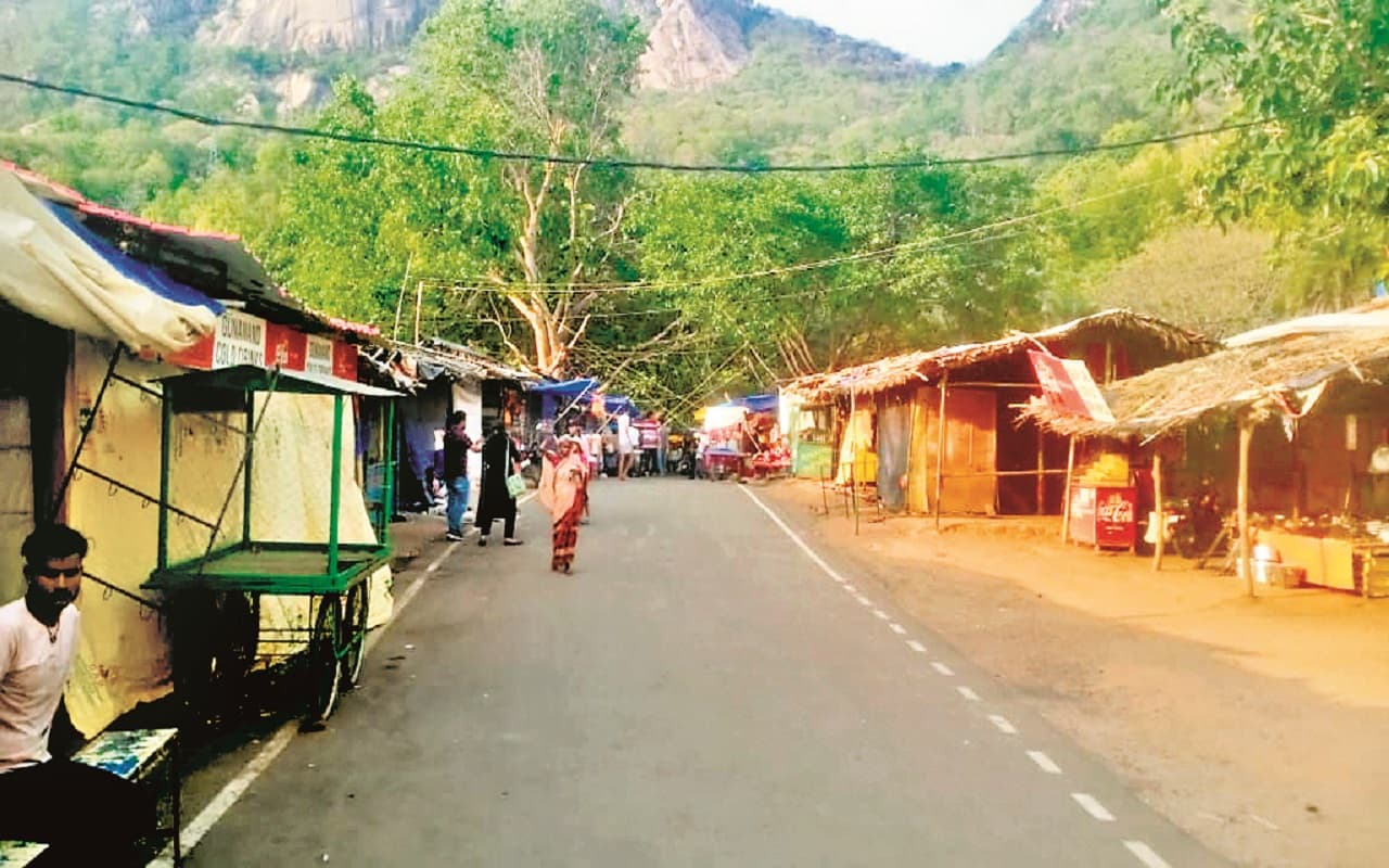 देवघर त्रिकूट पहाड़ के नीचे वन भूमि पर 26 दुकानें, अब होगी हटाने की कार्रवाई