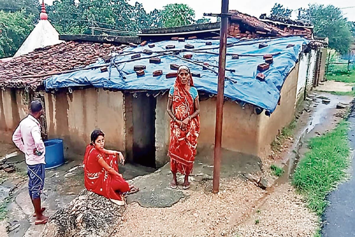चतरा की केशिया देवी को डीसी के आश्वासन के बाद भी नहीं मिला आवास, 1 साल पहले बारिश में ढह गया था घर