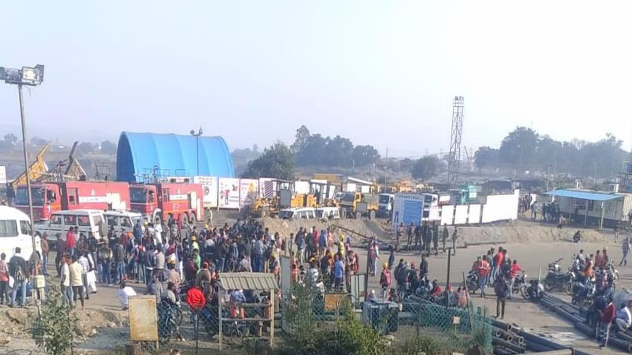 आउटसोर्सिंग त्रिवेणी सैनिक के वोल्वो चालक की मौत, मुआवजा व नौकरी की मांग को लेकर माइंस का कामकाज किया ठप