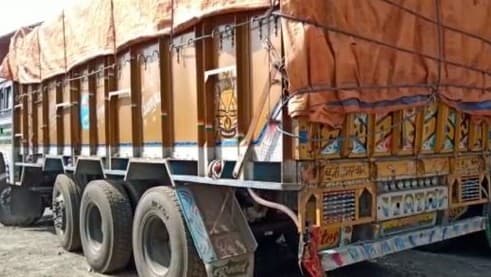 कोडरमा में स्टोन चिप्स व बोल्डर लदे पांच वाहन जब्त, चकमा देकर भागने के क्रम में फंस गया हाइवा