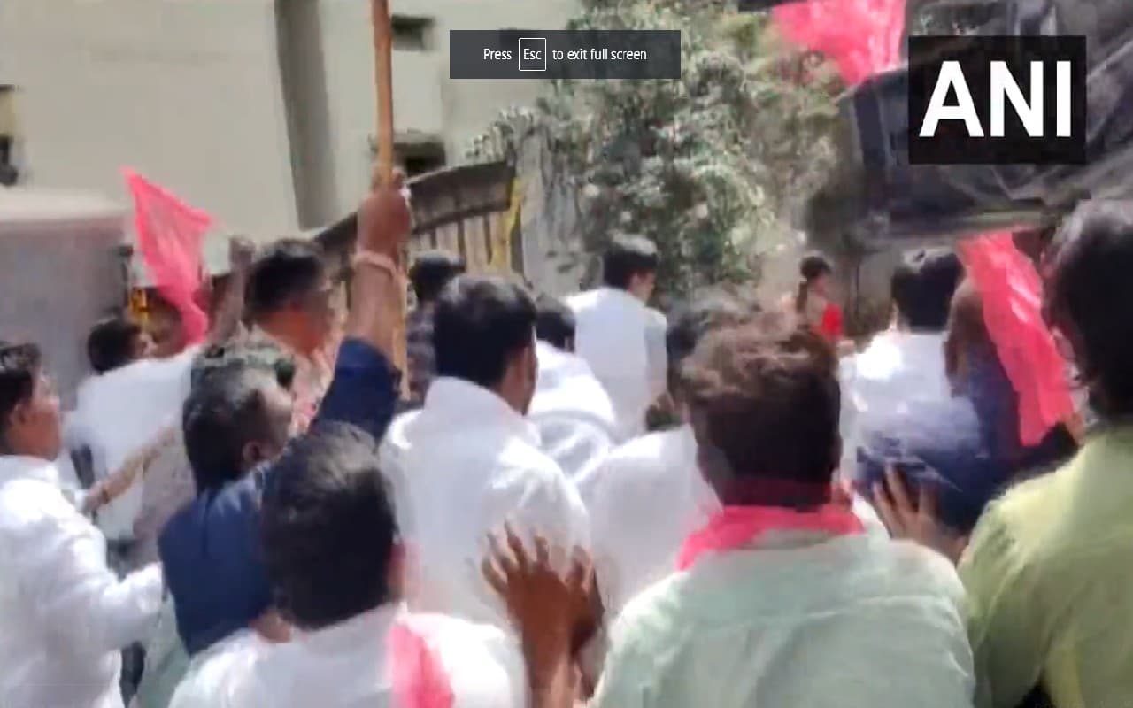 तेलंगाना में भाजपा सांसद के घर तोड़फोड़, टीआरएस ने लगाये गंभीर आरोप, देखें वीडियो