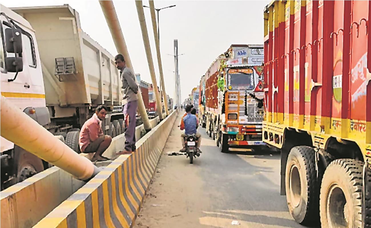 वीर कुंवर सिंह सेतु के निर्माण से घटी आरा और छपरा की दूरी, पर सफर हुआ मुश्किल; ओवरलोड वाहनों से कराह रहा पुल