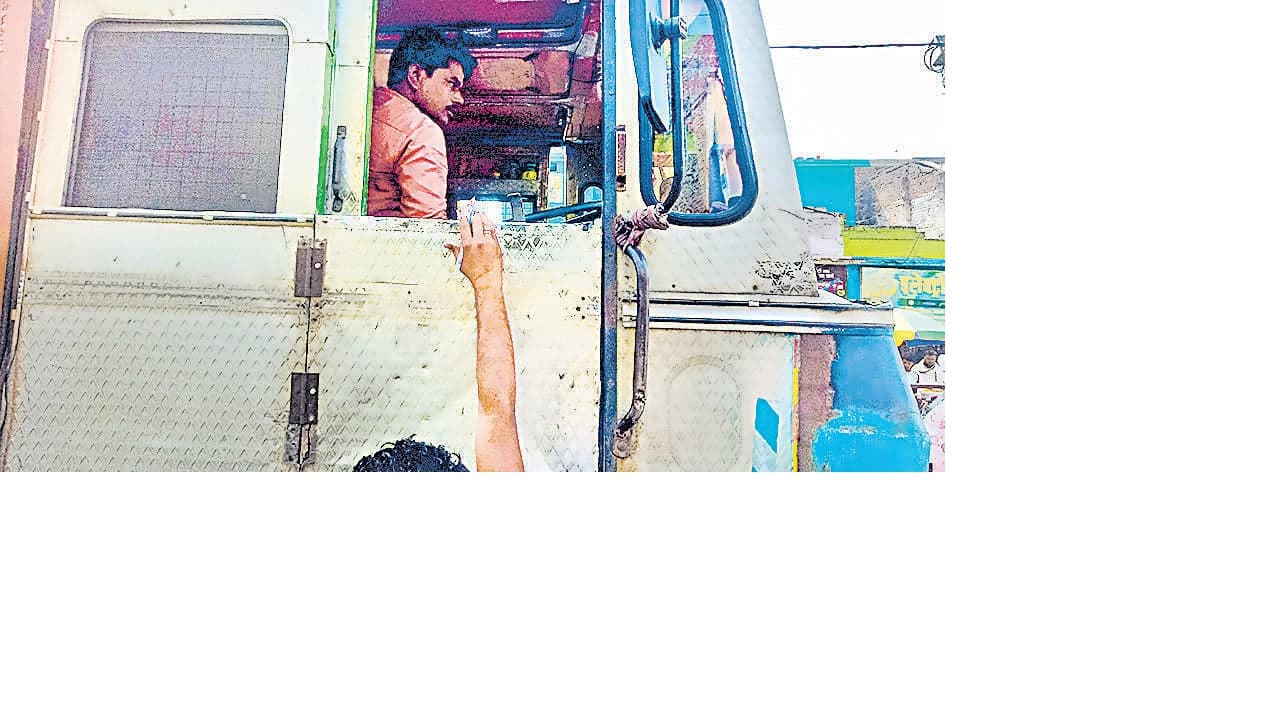 मोहनिया के स्टैंड का टेंडर हो चुका खत्म, पर वाहनों से ठेकेदार के नाम छपी पर्ची पर हो रही अवैध वसूली
