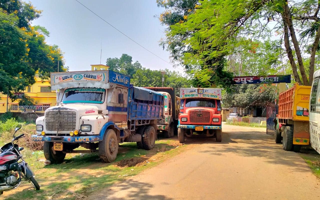 Jharkhand: चक्रधरपुर में अवैध बालू के खिलाफ कार्रवाई, एसडीओ ने जब्त किए 4 ट्रक, चालक गिरफ्तार