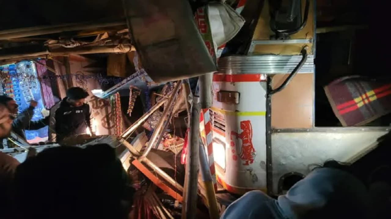 गया में ट्रक कई गाड़ियों को रौंदते हुए दुकान में घुसा, स्टेयरिंग पर नशे में धुत सोया मिला ड्राइवर