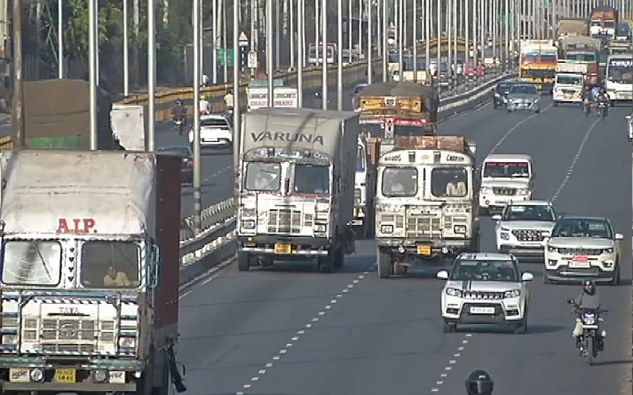 एक दिसंबर से कमर्शियल वाहनों में ट्रैकिंग डिवाइस लगाना अनिवार्य