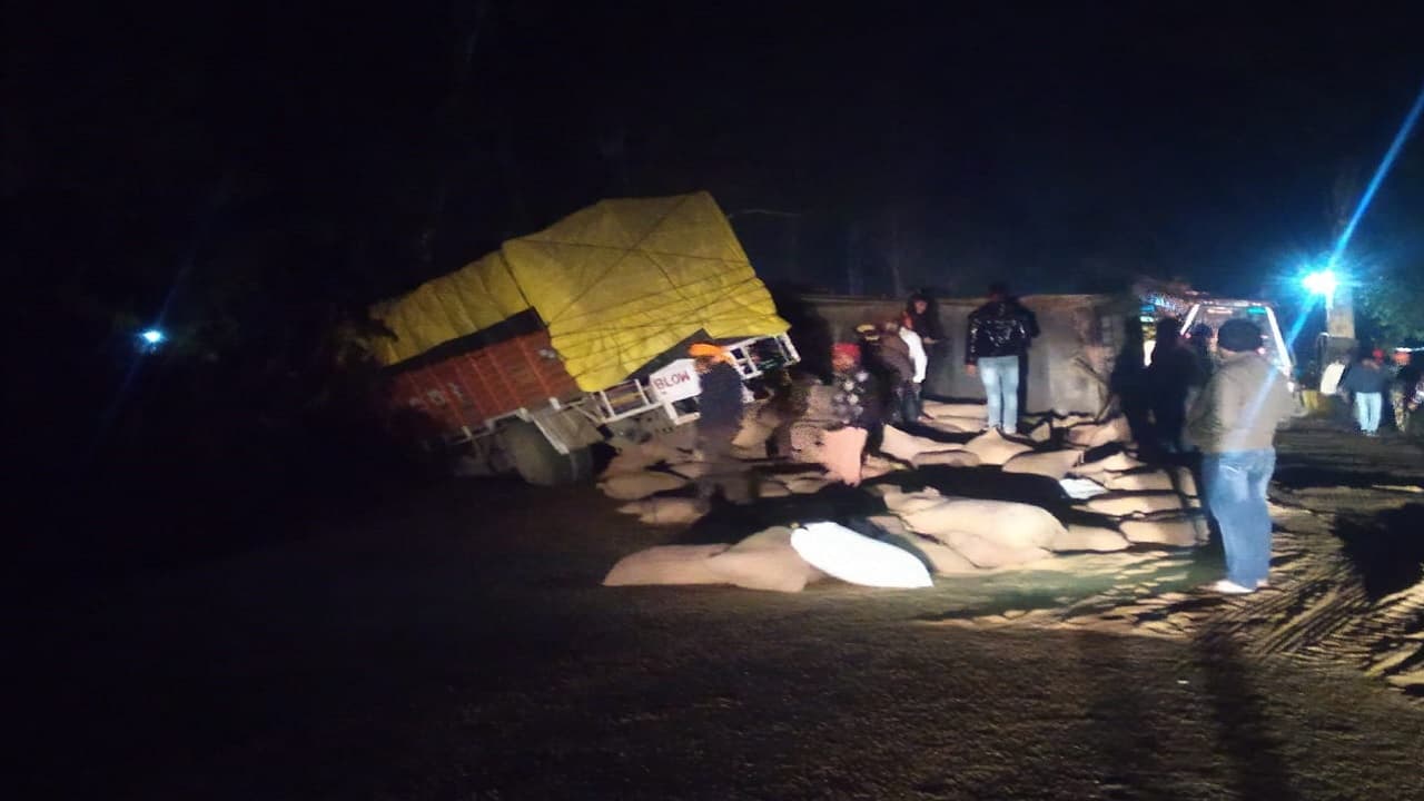 Bihar News: पटना में बोलेरो के चकमा से दो ट्रकों की आमने-सामने भीषण टक्कर, ट्रक में दबकर ड्राइवर की मौत