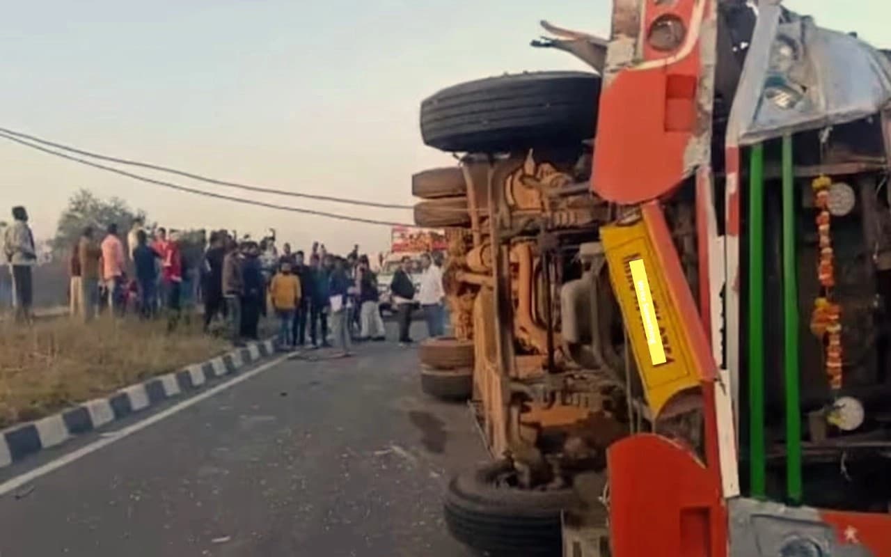 Delhi Accident: दिल्ली में ईंटों से लदा ट्रक दुर्घटनाग्रस्त, 60 वर्षीय व्यक्ति की मौत, MCD पर फूटा गुस्सा