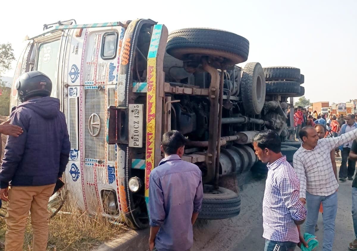 Jharkhand News: ट्रक से कुचलकर महिला की मौत, चार बच्चे हुए अनाथ, 5 साल पहले हुई थी पति की मौत