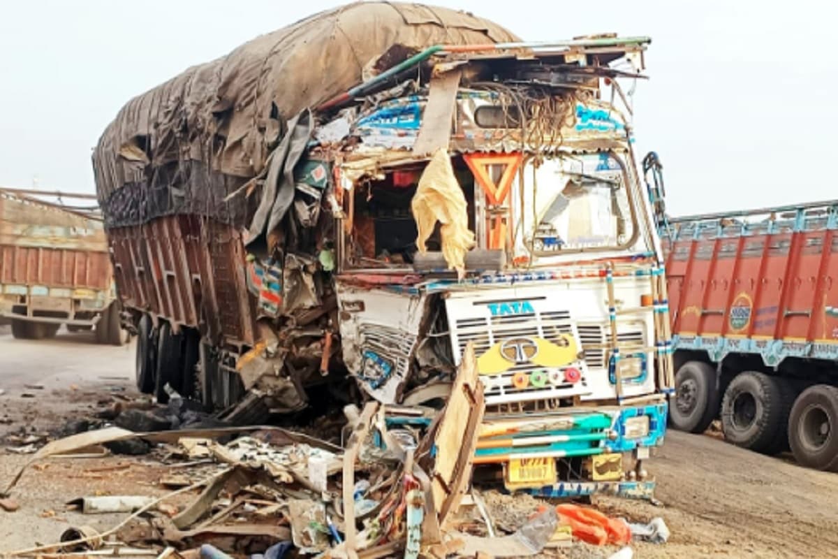 हजारीबाग में दो ट्रकों के बीच सीधी टक्कर, 1 की मौत, 2 घायल