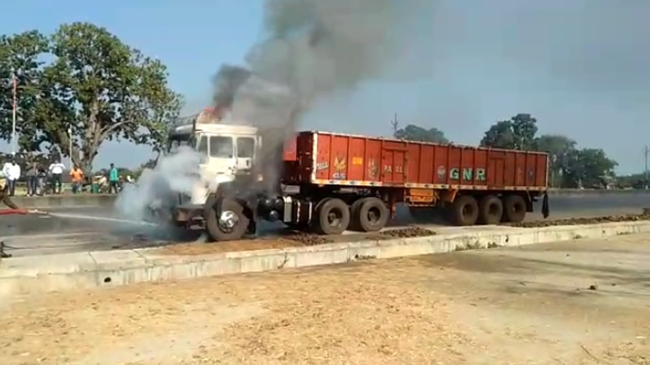 Jharkhand news: चौपारण में लोहे के पाइप लदे ट्रेलर में लगी आग, चालक और खलासी ने कूदकर बचाई जान