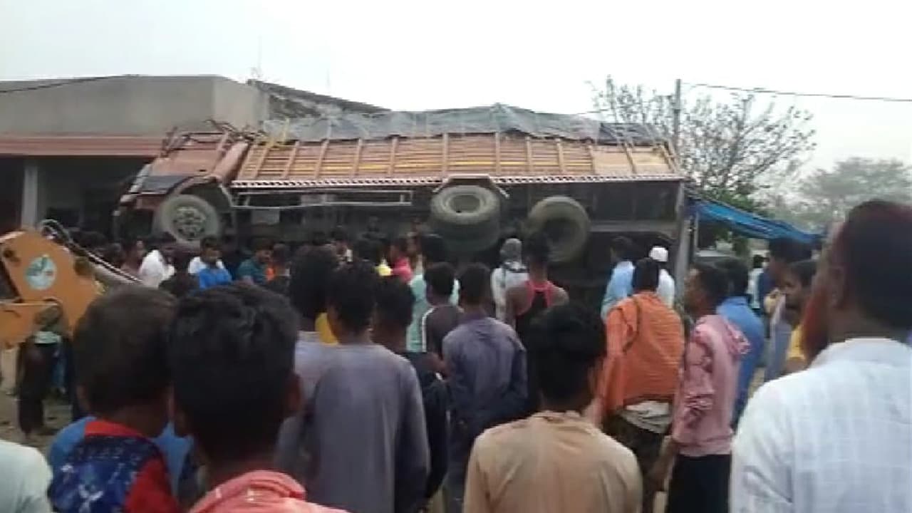 छत्तीसगढ़ से तस्करी के लिए लोहरदगा जा रहा मवेशी लदा ट्रक गुमला में पलटा, कई मवेशियों की मौत