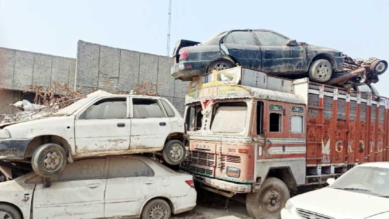 Bihar: मोतिहारी में अवैध बालू लेकर जा रहे ओवरलोड ट्रक से टूटा पुल, लटक गया ट्रक का एक हिस्सा, लोग परेशान