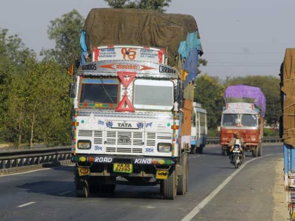 Jharkhand News: डीटीओ व एमवीआइ के आश्वासन के बाद ओवरलोडिंग के खिलाफ आंदोलन खत्म