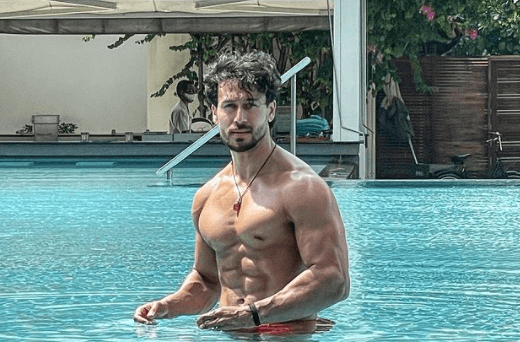टाइगर श्रॉफ ने पूल में फ्लॉन्ट किए एब्स, तो फैंस ने कमेंट में दिशा पटानी को लेकर पूछ लिया ये सवाल