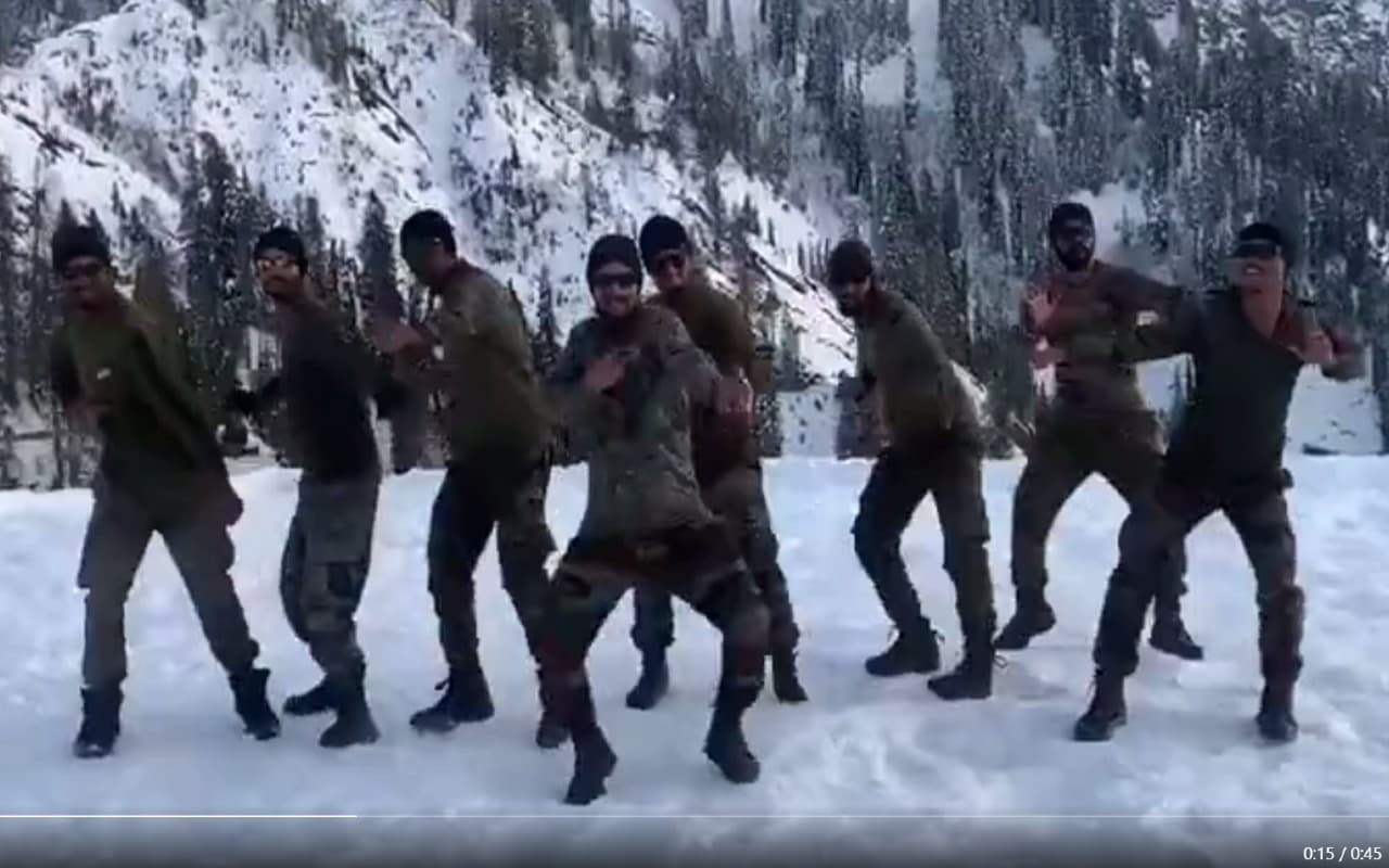 Viral Video: भारतीय जवानों ने 'काला चश्मा' पर किया जबरदस्त डांस, देखें वीडियो