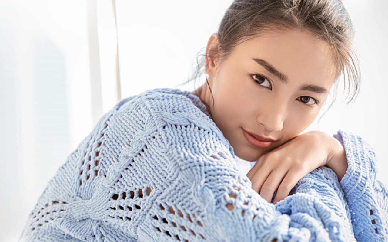 Skin Glowing In Winter: सर्दियों में पाएं चमकती और सॉफ्ट स्किन, अपनाएं ये टिप्स