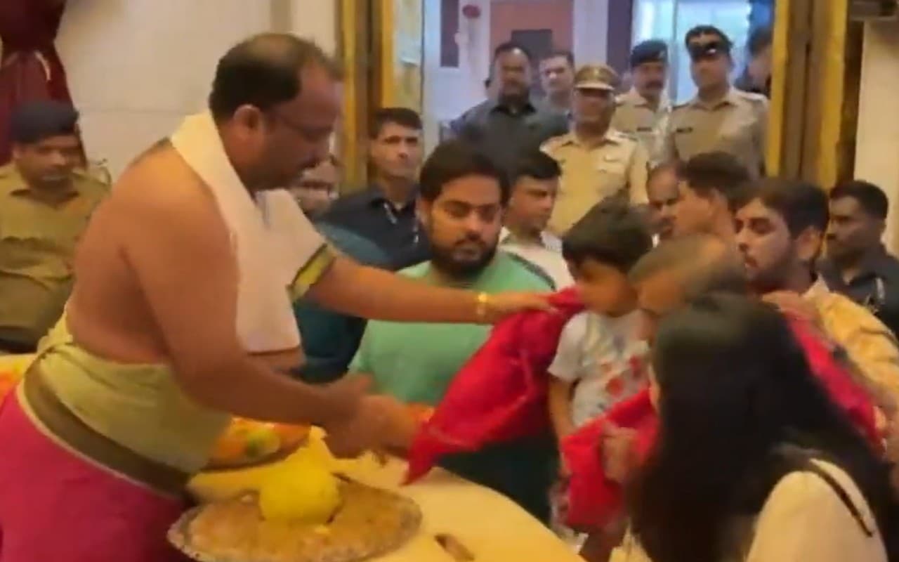 Video: सिद्धिविनायक मंदिर पहुंचे मुकेश अंबानी, बेटा, बहू और पोते के साथ की पूजा अर्चना