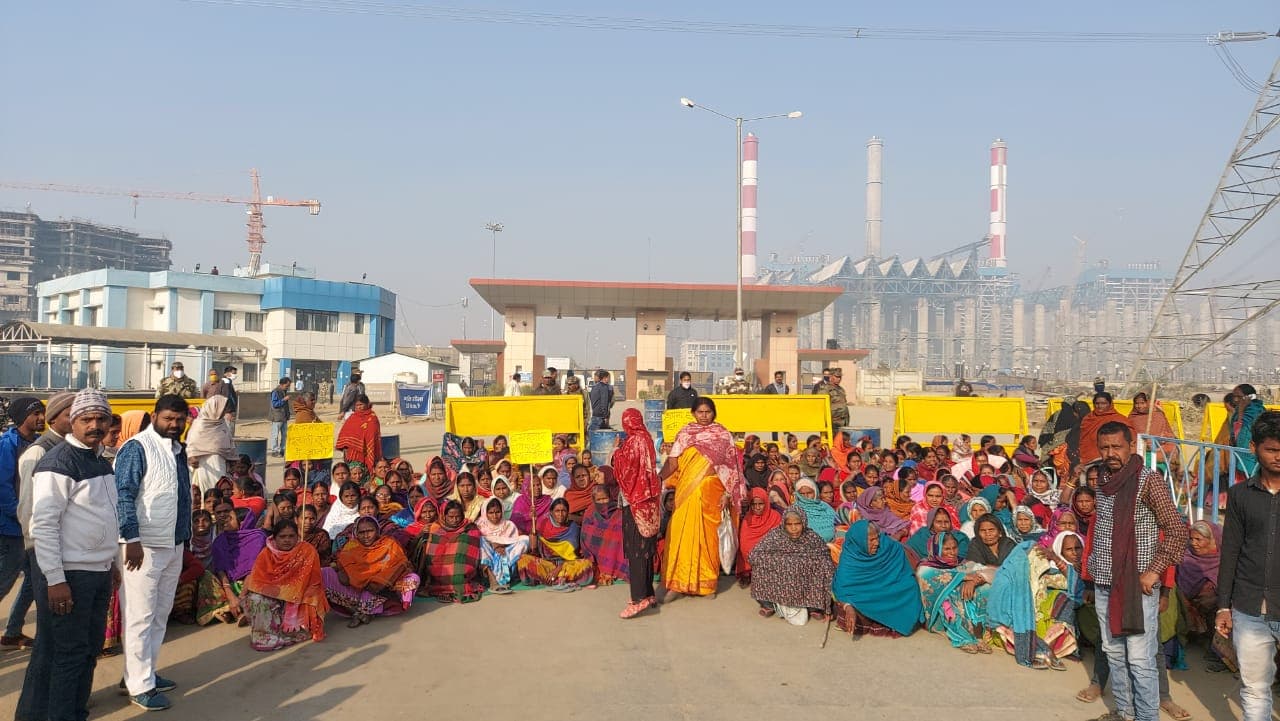 Jharkhand News : जोर पकड़ने लगा अनशन पर बैठे रैयतों का आंदोलन, चतरा में एनटीपीसी के सभी कार्यों को कराया ठप, तबीयत बिगड़ने पर अनशनकारियों में आक्रोश