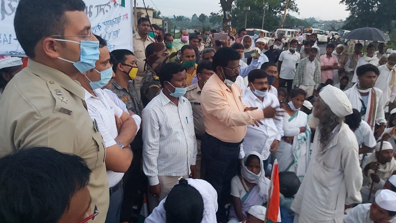 IRCTC/Indian Railway : 40 घंटे से लातेहार के टोरी रेलवे ट्रैक पर डटे हैं टानाभगत, आवागमन पूरी तरह ठप