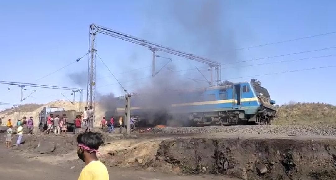 Indian Railways News : झारखंड के लातेहार में कोयला लदी मालगाड़ी के इंजन में लगी आग, रेलकर्मियों की तत्परता से आग पर पाया गया काबू
