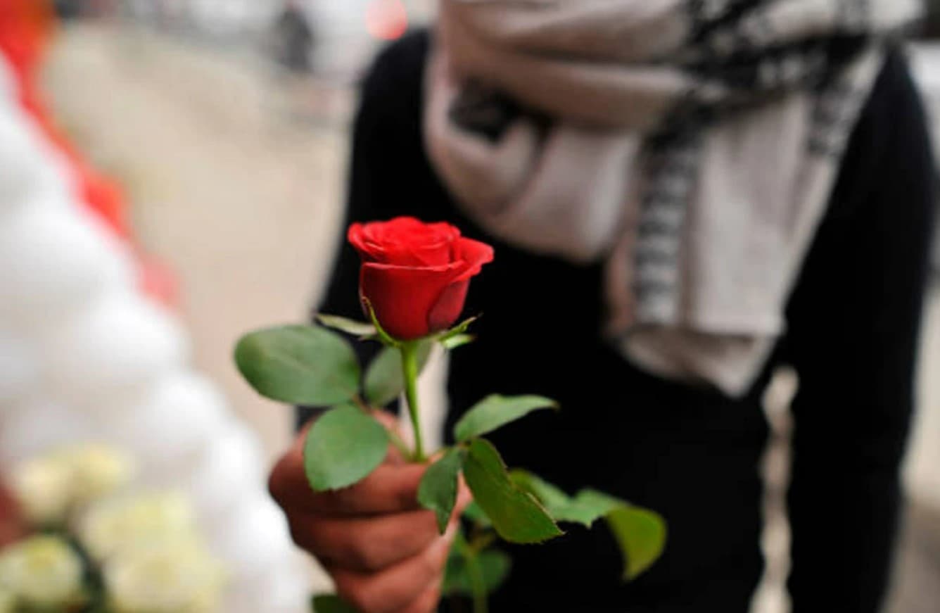 ...और गुलाब देकर बीच सड़क पर कहा- आपकी जान बहुत कीमती है...