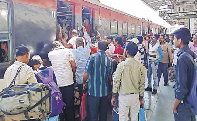 Indian Railways: छठ पूजा पर ट्रेनों में बढ़ा यात्रियों का लोड, पूरे महीने चलेंगी ये स्पेशल ट्रेनें, देखें सूची