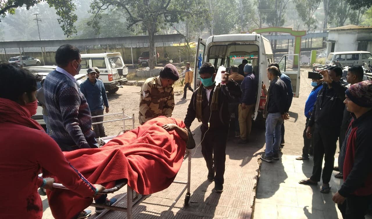 झारखंड के चतरा में ट्रक ड्राइवर ने खोया नियंत्रण, चपेट में आये लूडो खेल रहे ट्रक ड्राइवर, चार जख्मी