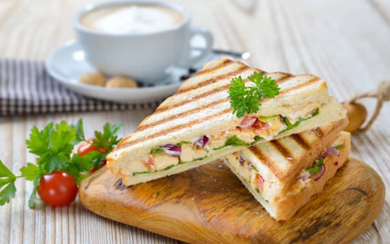 Aloo Masala Sandwich Recipe: ठंड में चाय के साथ खाएं मसाला सैंडविच, ये है आसान तरीका