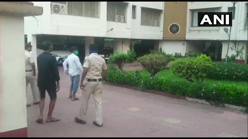 SSR Case में रिया चक्रवर्ती के घर आज सुबह-सुबह NCB का छापा,  कार, मोबाइल, हार्ड डिस्क और लैपटॉप की जांच