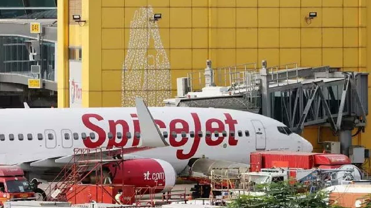 स्पाइसजेट की उड़ानें एएआई ने दिल्ली एयरपोर्ट पर रोकी, पैसेंजर ने ट्विटर पर की शिकायत