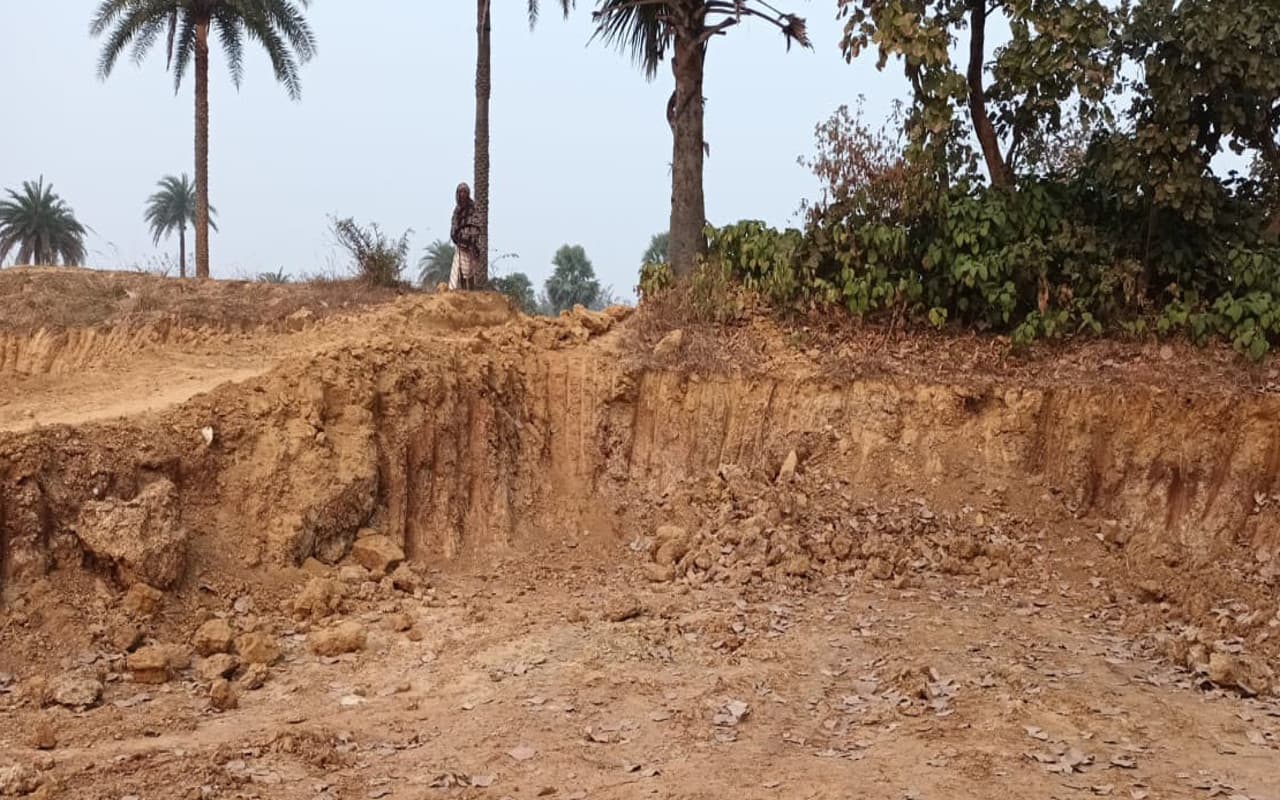 Prabhat Khabar Impact: मनरेगा में गड़बड़ी पर एक्शन में जिला प्रशासन, 4 लोगों के खिलाफ कार्रवाई, जांच भी शुरू