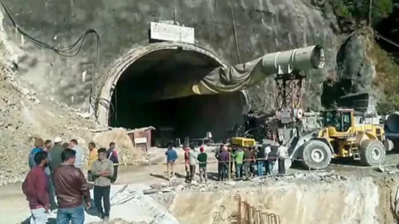 उत्तराखंड के सुरंग में फंसे मजदूरों में चार बिहार के भी शामिल, रेस्क्यू ऑपरेशन जारी