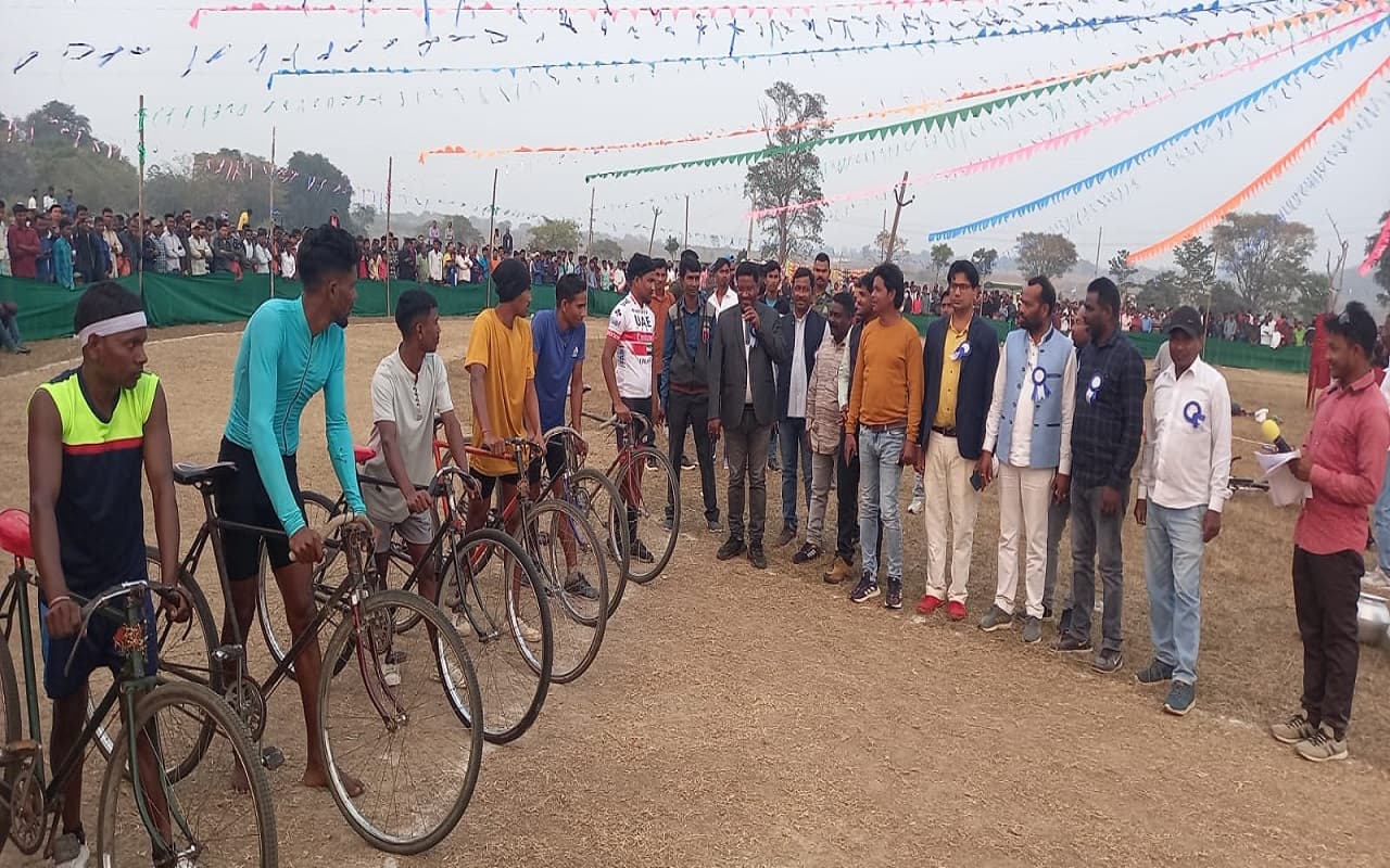 गीतों पर थिरकीं महिलाएं, टुसू प्रतिमाओं के लिए हुईं पुरस्कृत, विधायक दशरथ गागराई ने की परंपरा बचाने की अपील