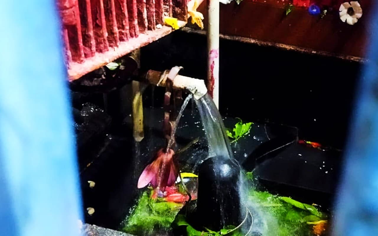 Jharkhand: अद्भुत है रामगढ़ के टूटी झरना का प्राचीन शिव मंदिर, शिवलिंग पर साल भर बहती है अविरल जलधारा