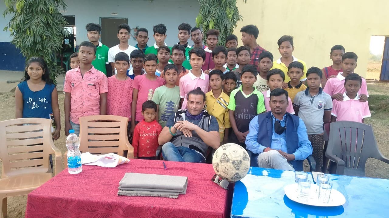 ग्रासरूट पर फुटबॉल को प्रमोट करने खरसावां पहुंचे टीवी एक्टर प्रभात भट्टाचार्य,बोले- इस खेल में है काफी संभावना