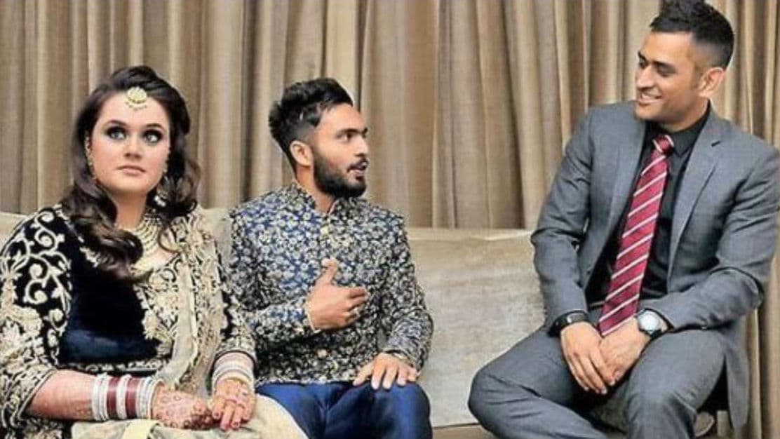 तीन अलग फ्लाइट और दो घंटे की ड्राइव कर जानें किस क्रिकेटर की शादी में पहुंचे MS DHONI तीन अलग फ्लाइट और दो घंटे की ड्राइव कर जानें किस क्रिकेटर की शादी में पहुंचे MS DHONI