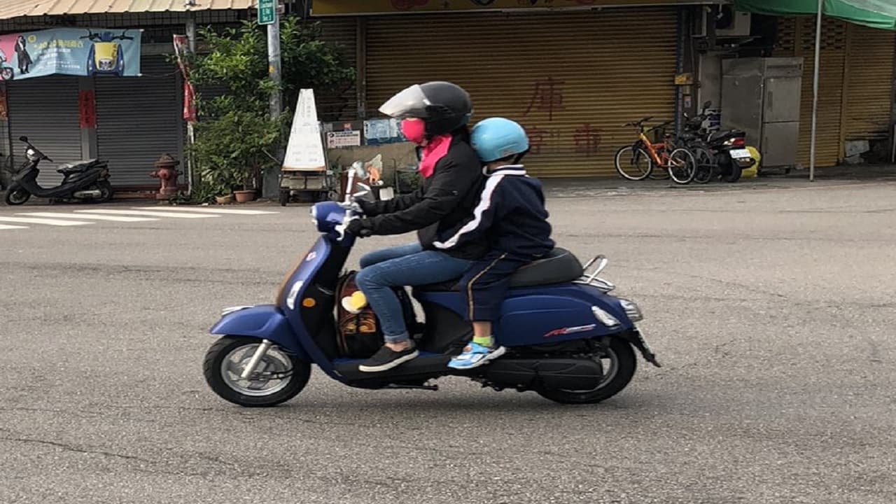 दोपहिया वाहन पर अब बच्चों को भी लगाना होगा हेलमेट, जानिए कब से लागू होंगे नए नियम