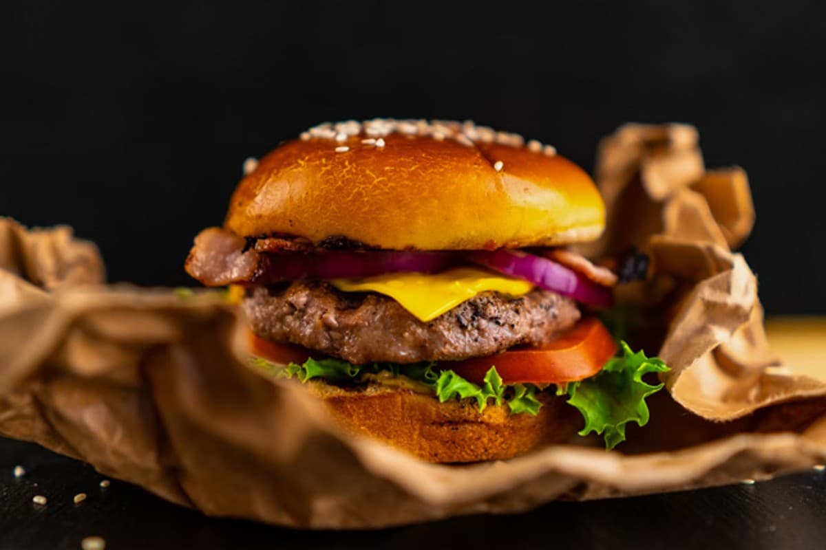 National Fried Chicken Sandwich Day 2023: लखनऊ में यहां मिल रहा है डिस्काउंट में फ़्राइड चिकन सैंडविच
