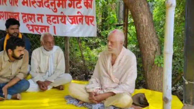 राजा भैया के पिता उदय प्रताप सिंह दे रहे धरना, कुंडा के शेखपुर आशिक में मोहर्रम का गेट हटवाने की है मांग