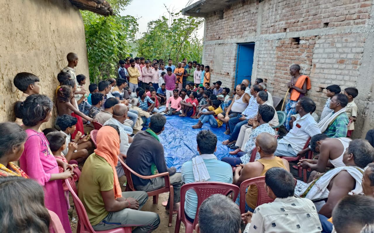 गढ़वा में एक पुलिस कर्मी पर दुष्कर्म का आरोप, ग्रामीणों ने बंधक बनाकर की पिटाई, आरोपी जवान सस्पेंड