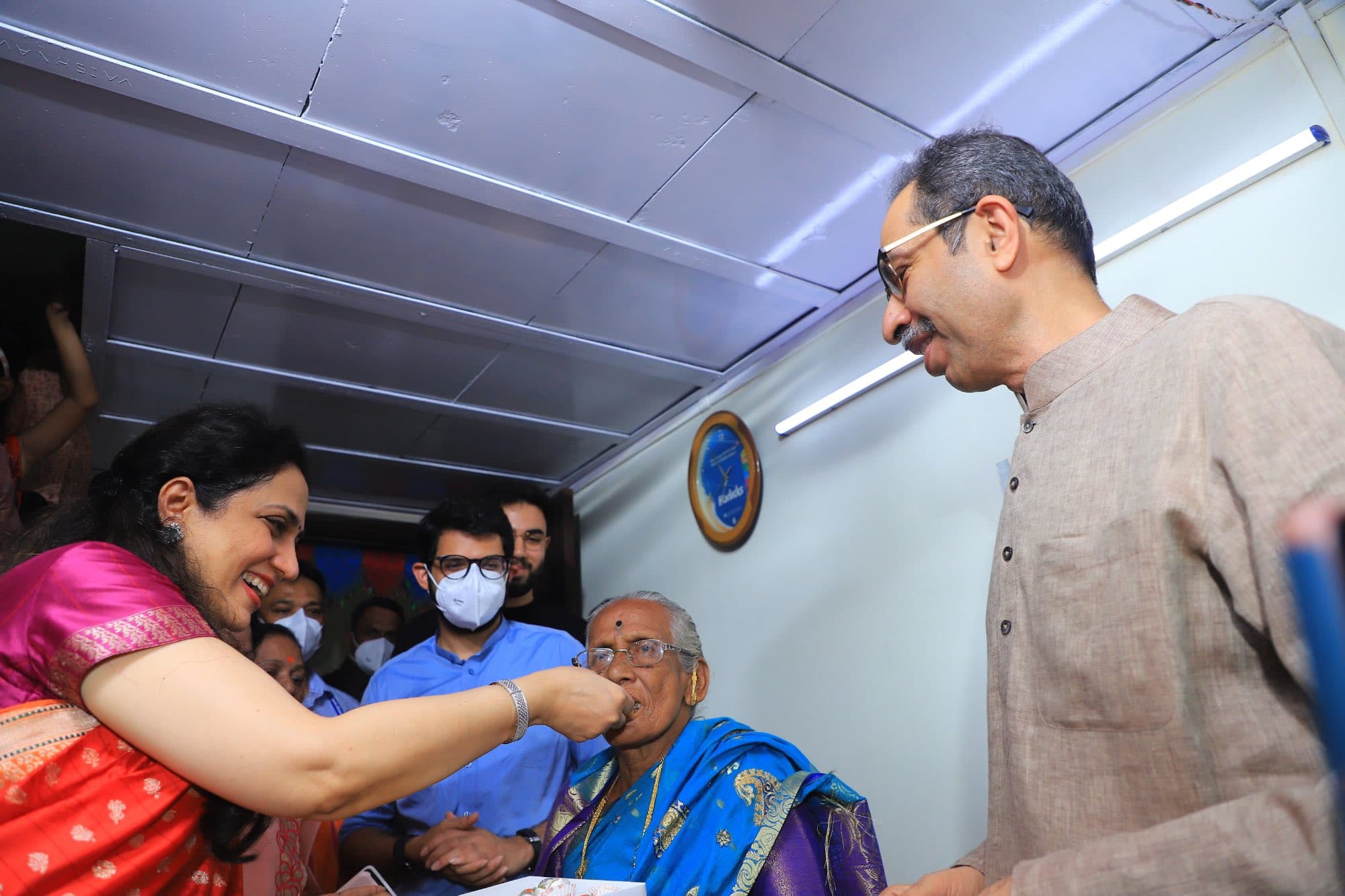 कौन है "झुकेगा नहीं" कहने वाली वो 80 साल की महिला, जिससे मिलने पीएम मोदी का कार्यक्रम छोड़ पहुंचे CM उद्धव