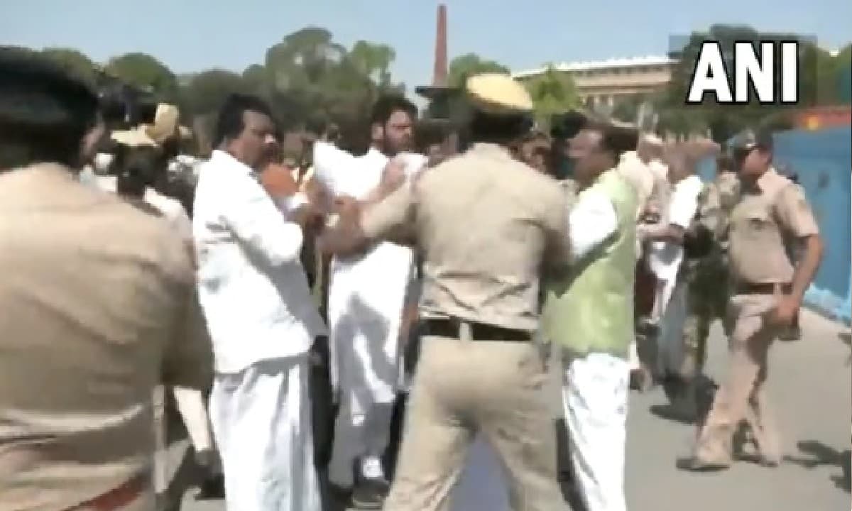 UDF सांसदों और पुलिस के बीच जमकर हुई धक्का-मुक्की, वीडियो आया सामने, जानें क्‍या है मामला