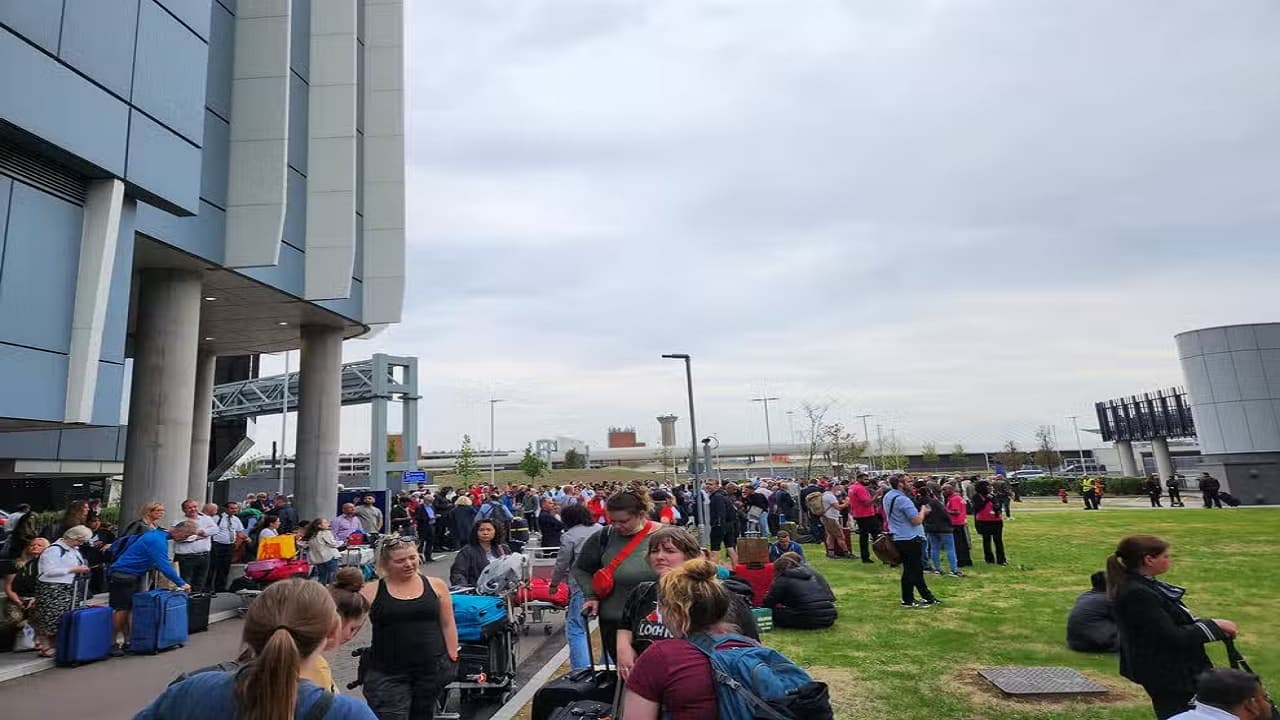 Heathrow Airport: लंदन के हीथ्रो हवाई अड्डे पर लावारिस बैग मिलने से हड़कंप, पुलिस जांच में हुआ ये खुलासा