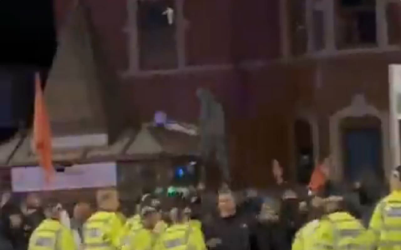 Jihadi terror in UK: भारत पाकिस्‍तान मैच के बाद मंदिर में तोड़ फोड़, दो समुदाय आमने-सामने