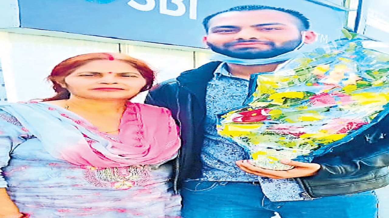 आंखों देखी: यूक्रेन की सीमा पर 25 किलोमीटर तक भारतीयों का हुजूम, लाइन लगाने के लिए हवाई फायरिंग का सहारा