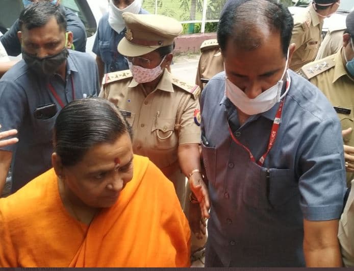 बाबरी मस्जिद विध्वंस मामला : लखनऊ में CBI की विशेष अदालत में पेश हुईं उमा भारती