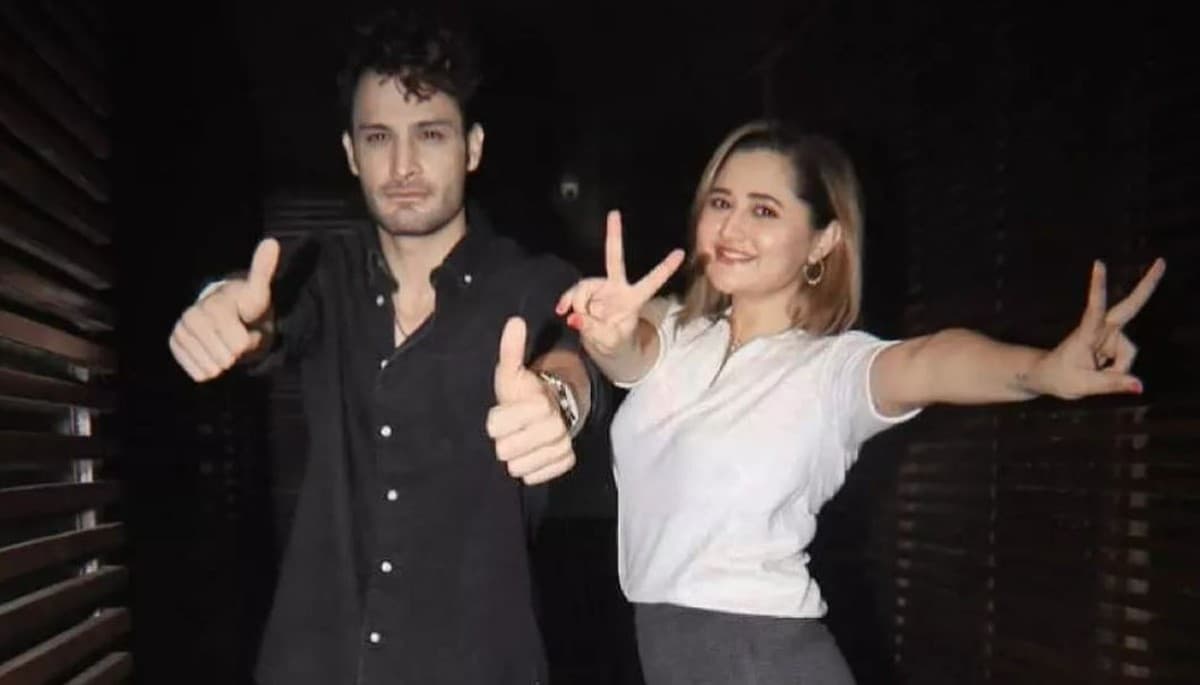 रश्मि देसाई संग डिनर डेट पर पहुंचे उमर रियाज, वीडियो देख फैंस बोले- चाबी वाली भाभी...