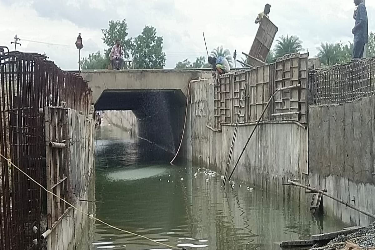 चक्रधरपुर रेलवे स्टेशन के पास बने अंडरपास पर जमा बारिश का पानी, रेलवे ने बंद किया अंडरपास