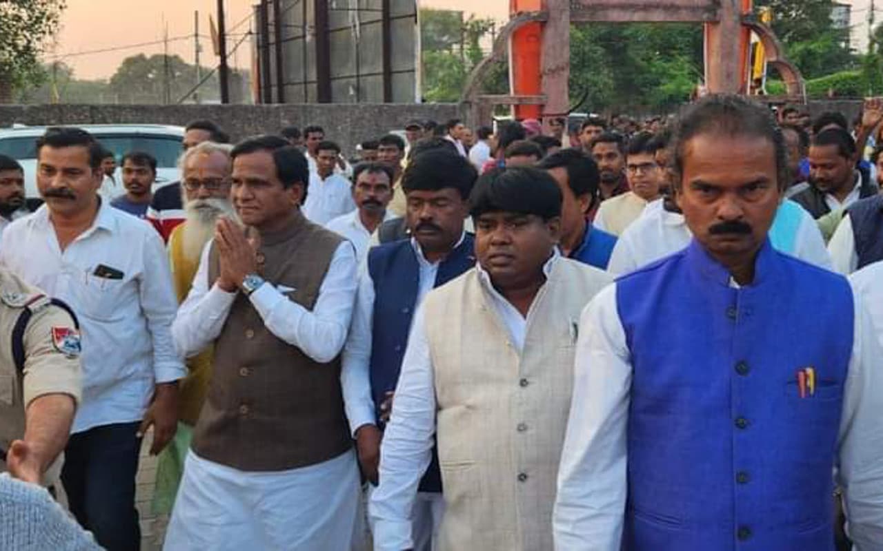 सरायकेला में BJP के लाभार्थी सम्मेलन में शामिल हुए रेल राज्यमंत्री, कहा- गरीबों की सरकार है मोदी सरकार